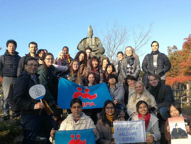 外国人に鎌倉と江ノ島の観光ガイドをするボランティアグループ
